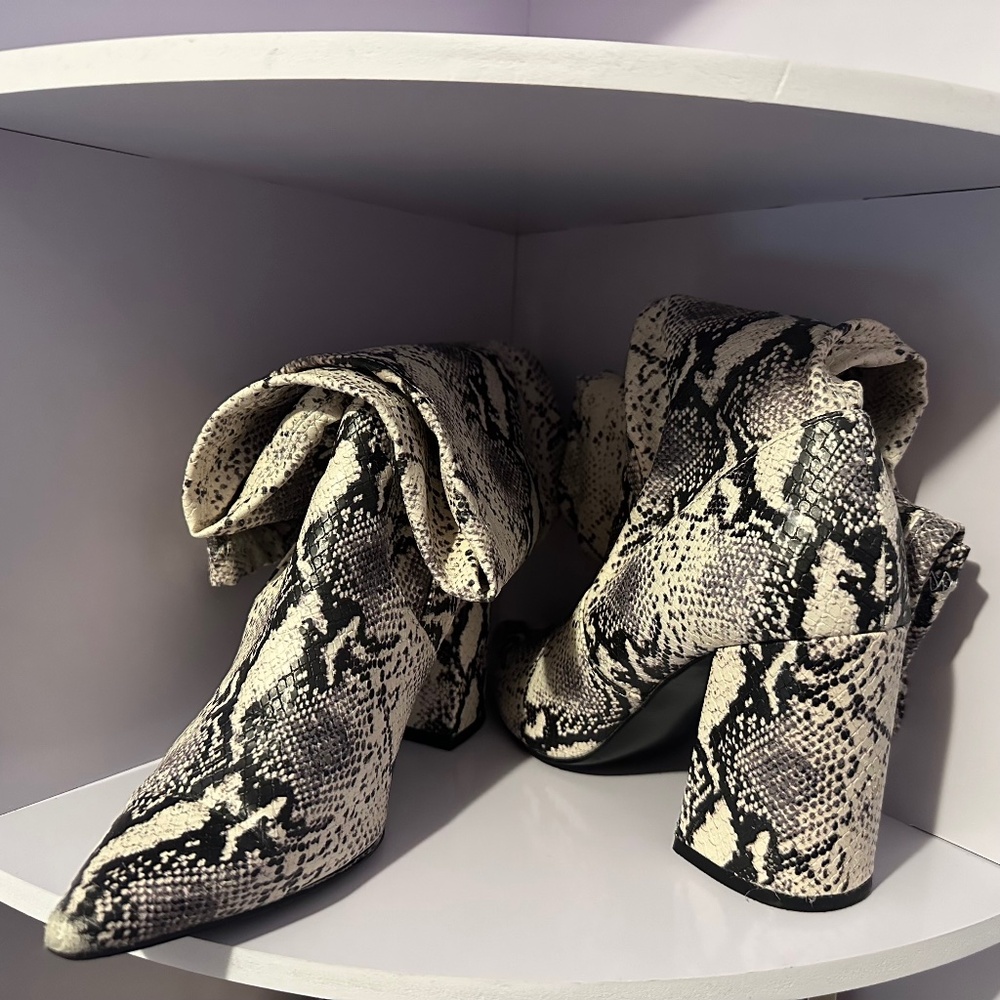 Steve Madden- Jacoby grey Snake print pointed toe block books Wide calf